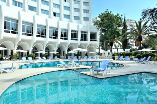 丹吉尔肯兹索拉祖尔酒店的酒店前的游泳池