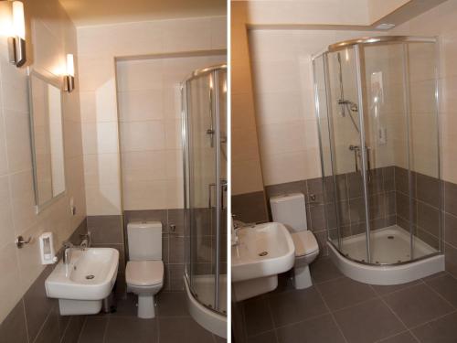 SnochowiceZajazd Antresola的一间带两个盥洗盆、淋浴和两个卫生间的浴室