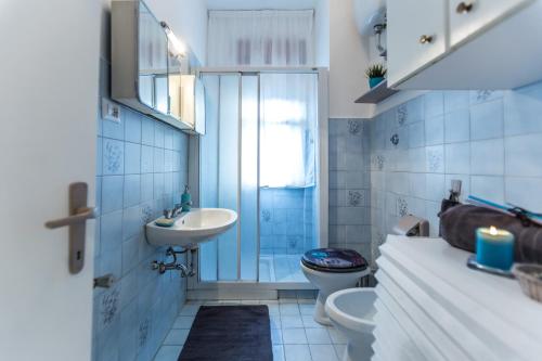 罗马Casa Giordano的一间带水槽、卫生间和淋浴的浴室