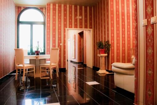 扎泰茨扎泰茨兹莱提列弗酒店的一间带卫生间和桌椅的浴室