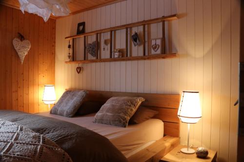 FerdenMeine kleine Ecke的一间卧室配有一张带两盏灯和架子的床