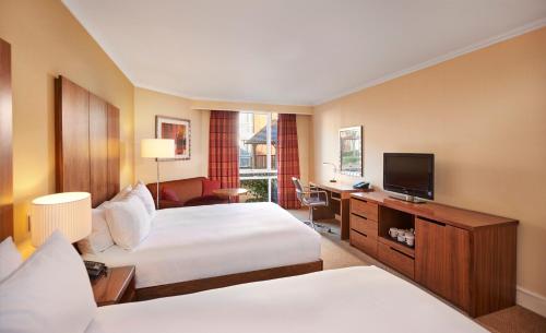 梅德斯通Orida Maidstone的酒店客房设有两张床和一台平面电视。