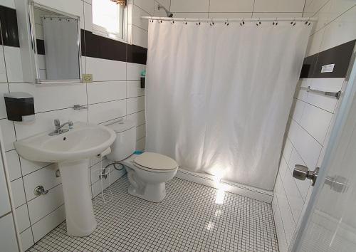 圣胡安波多黎各梦想酒店的一间带水槽、卫生间和淋浴的浴室