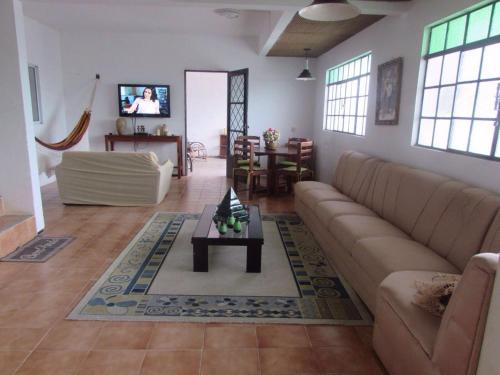 乌巴雅拉Pousada Sitio Costa Verde的客厅配有沙发和桌子