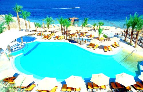 沙姆沙伊赫卡塔海风度假村的享有度假村游泳池的顶部景致