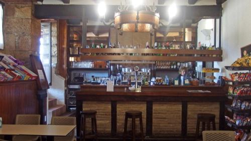龙塞斯瓦耶斯Posada de Roncesvalles的餐厅的酒吧,带凳子