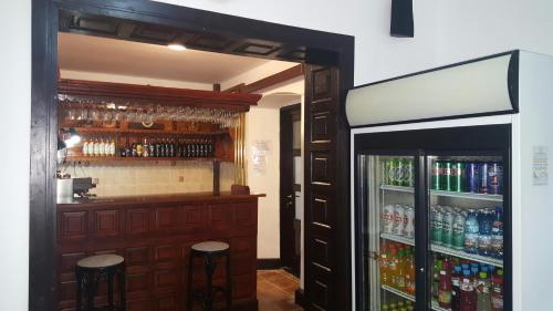 LeorzeniDofteana Park的酒吧,冰箱前有两把凳子