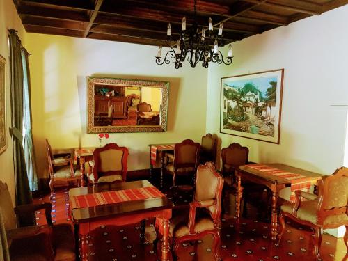危地马拉Casa Carmel Bed & Breakfast的一间带桌椅和吊灯的用餐室