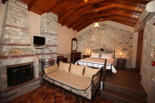 利梅尼瓦西利奥斯公寓酒店的一间卧室配有一张床和一个壁炉