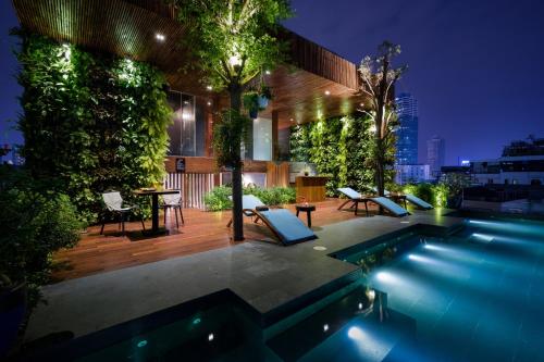 胡志明市银城延酒店的后院,晚上设有游泳池