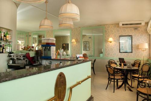 伊斯基亚罗蕾莱酒店的厨房以及带桌椅的用餐室。