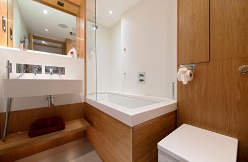 圣奥尔本斯HomefromHolme St Peters Mews的浴室设有白色水槽和镜子