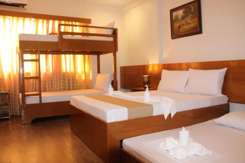 公主港百丽纳宾馆的卧室配有2张双层床和白色床单