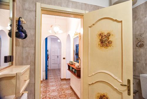 普罗斯西托角Villa Gisella的浴室设有通往走廊的门