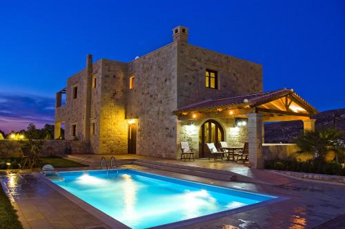 法拉萨纳Adam Villas的一座别墅,在一座建筑前设有一个游泳池