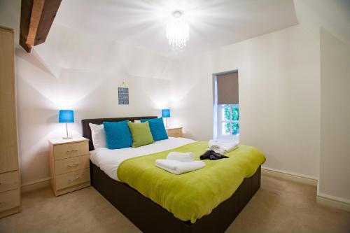 Comfortable Swindon Town Centre Apartments, FREE Parking, sleeps up to 8客房内的一张或多张床位