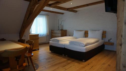 BatschunsWaldrast Bed & Breakfast的一间卧室配有两张床和一张桌子