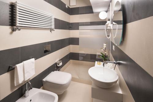 拉帕洛里维埃拉酒店的一间带水槽、卫生间和镜子的浴室