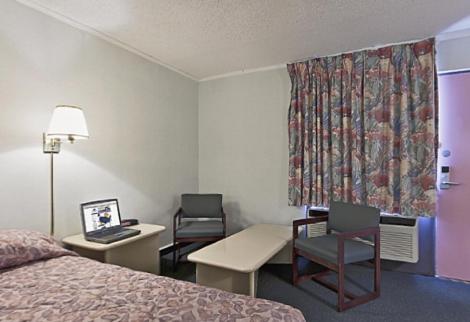 BishopvilleAmericas Best Value Inn - Bishopville的酒店客房,配有一张床、一张桌子和椅子