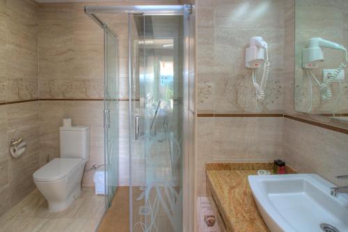 拉戈普拉亚酒店的一间浴室