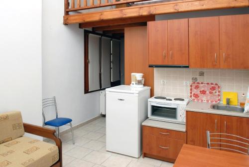 米利纳Zouzoula House的厨房配有白色冰箱和微波炉