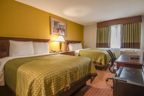 海沃德海沃德行政瓦卡班德客栈的酒店客房设有两张床和窗户。