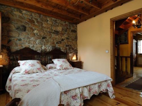 帕哈雷斯Casa Guela的一间卧室配有一张石墙床