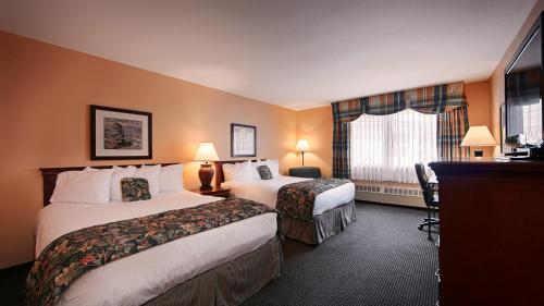 克奇坎The Landing Hotel的酒店客房设有两张床和窗户。