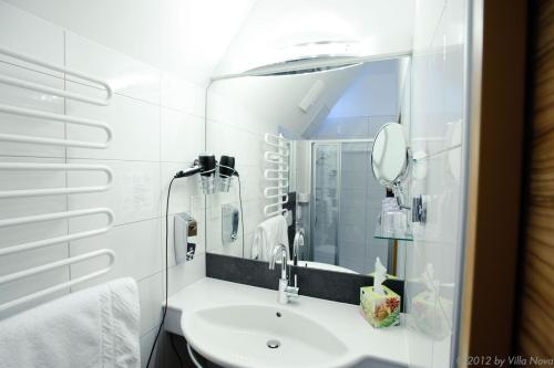伊布斯河畔魏德霍芬诺拉别墅 - 加尼酒店的白色的浴室设有水槽和镜子