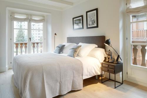 巴奎伊拉-贝莱特Val de Ruda Luxe 49 by FeelFree Rentals的白色卧室设有大床和窗户