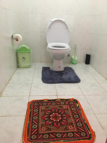 NamcheHotel Khangri的浴室设有卫生间,地板上铺有地毯。