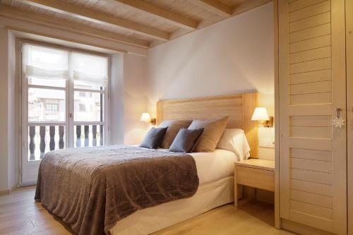 巴奎伊拉-贝莱特Val de Ruda Luxe 45 by FeelFree Rentals的一间卧室设有一张大床和一个窗户。