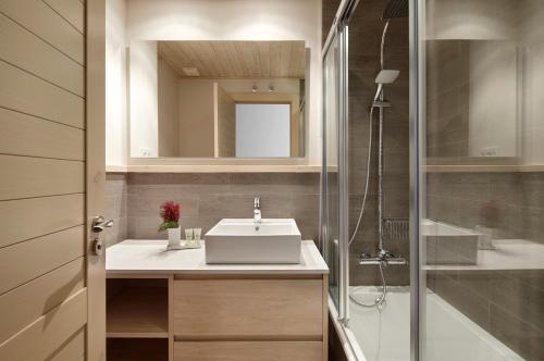 巴奎伊拉-贝莱特Val de Ruda Luxe 45 by FeelFree Rentals的一间带水槽和淋浴的浴室