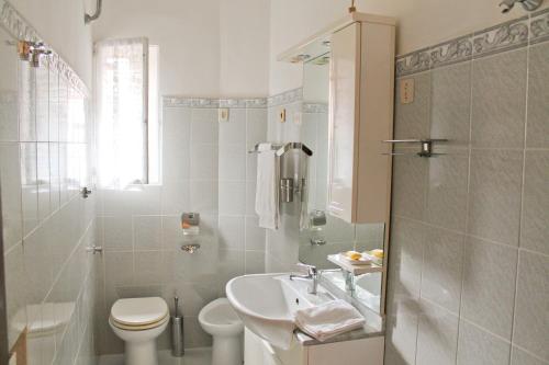 罗马Nonna grazia的白色的浴室设有水槽和卫生间。