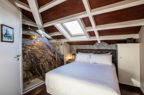 菲尼斯特雷Hotel O Semaforo的一间卧室设有一张大床和天窗