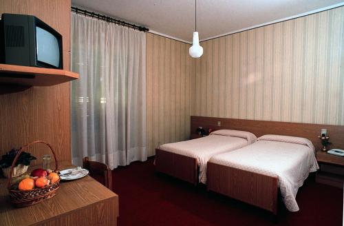 玛格纳酒店客房内的一张或多张床位