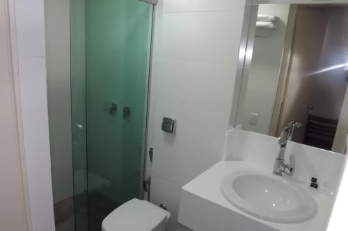 帕图斯迪米纳斯Center Patos Hotel的浴室配有卫生间、盥洗盆和淋浴。