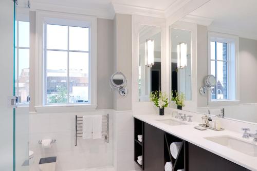 查尔斯顿斯佩克塔特酒店的白色的浴室设有2个水槽和2面镜子