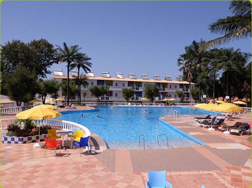 科洛里Palma Rima Hotel的一个带椅子和遮阳伞的大型游泳池