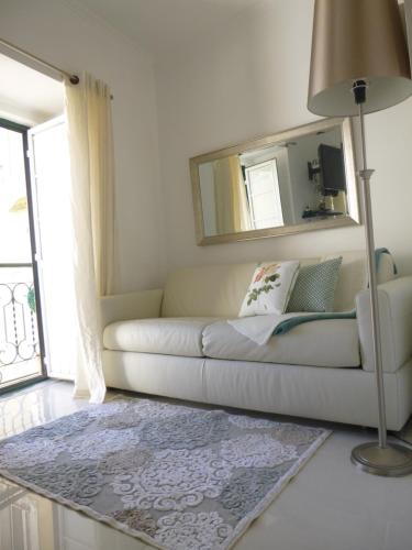 里斯本Lovehome Apartment的客厅配有白色沙发和镜子