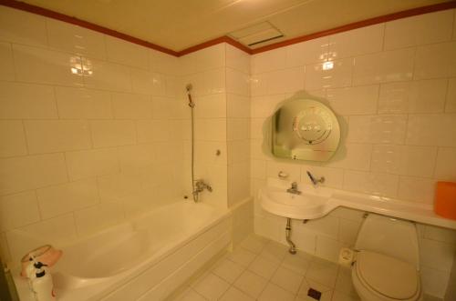 全州市全州舍利威尔汽车旅馆的带浴缸、卫生间和盥洗盆的浴室