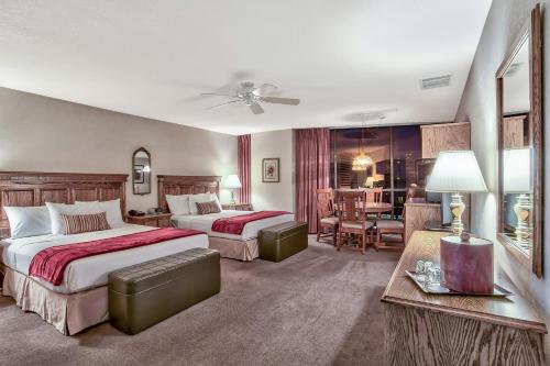 里诺里诺广场度假村俱乐部酒店的酒店客房带两张床和一个客厅