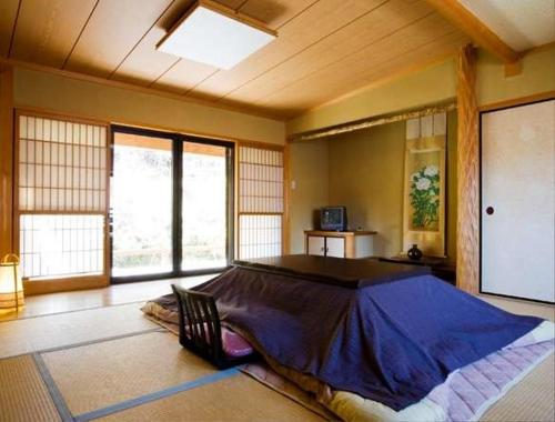 天川村花屋徳兵卫旅馆的一间带一张大床的卧室,位于带窗户的房间内