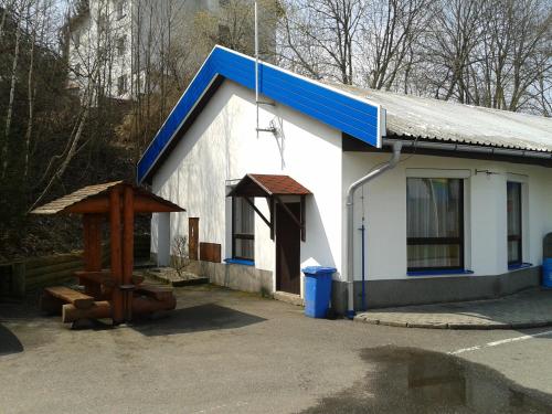 卡什佩尔斯凯霍里ČS Robin Oil Kašperské Hory的蓝色屋顶的白色小建筑