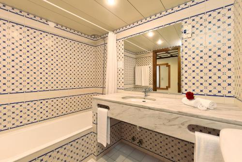 阿尔布费拉Cheerfulway Acqua Maris Balaia的一间带水槽、浴缸和镜子的浴室