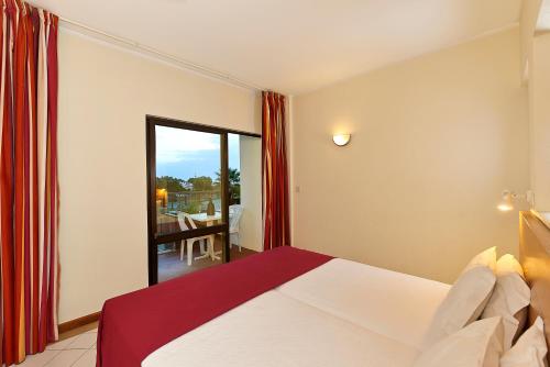 阿尔布费拉Cheerfulway Acqua Maris Balaia的酒店客房设有一张床和一个大窗户
