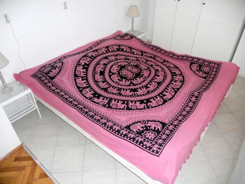 马图利Apartment Milano的房间里的床上的粉红色毯子