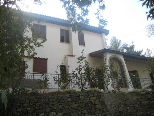 Spilia弗罗拉之家的白色的房子,有栅栏和石墙