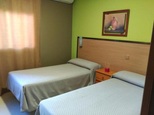 贝利利亚·德·圣安东DS旅馆的绿墙客房内的两张床