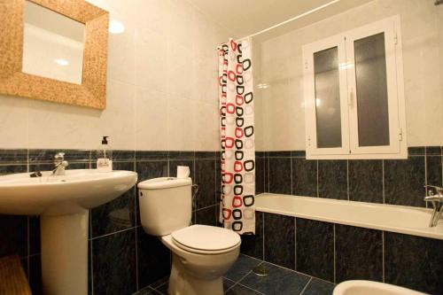 塔里法Apartamento Mar Menor II的一间带卫生间、水槽和镜子的浴室